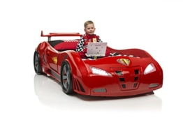 Rennwagenbett in Rot mit kleinem Jungen, der das Auto in Phantasie steuert
