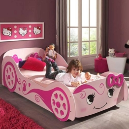 Rosa Rennwagenbett mit kleinem Mädchen auf dem Bett