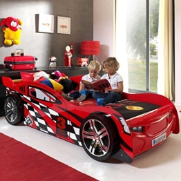 Rotes Rennwagenbett von Pharao24 mit 2 Kindern die darauf spielen und lesen
