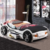 Weißes Rennwagenbett von Phara24 mit schwarzer Racing Bettwäsche im Jugendzimmer