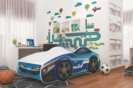 blaues Kleinkindbett als Rennwagenbett von Relita in hellem Kinderzimmer vor bunter Wand