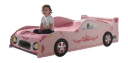 Rosa Mädchenbett als Rennwagenbett ausführung mit kleinem Mädchen auf dem Bett