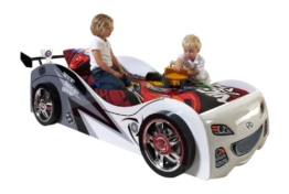 Rennwagenbett in weiß mit zwei spielenden Kindern