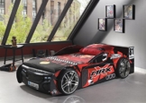 Schwarzes Rennwagenbett mit Racing Bettwäsche in Kinderzimmer