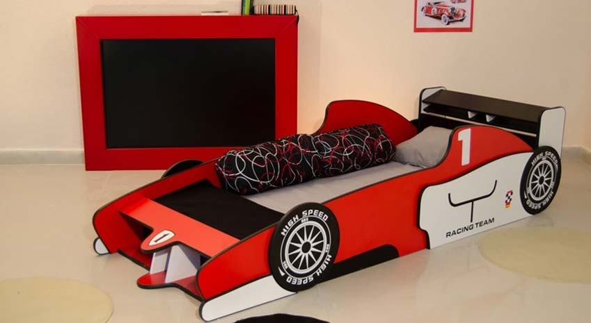 Formel 1 Bett aus Holz im Kinderzimmer.